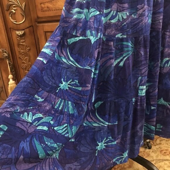 Draper & Damon's. Size Large. Textured 35" Full Skirt. Elastic waist. B23 - Picture 2 of 7